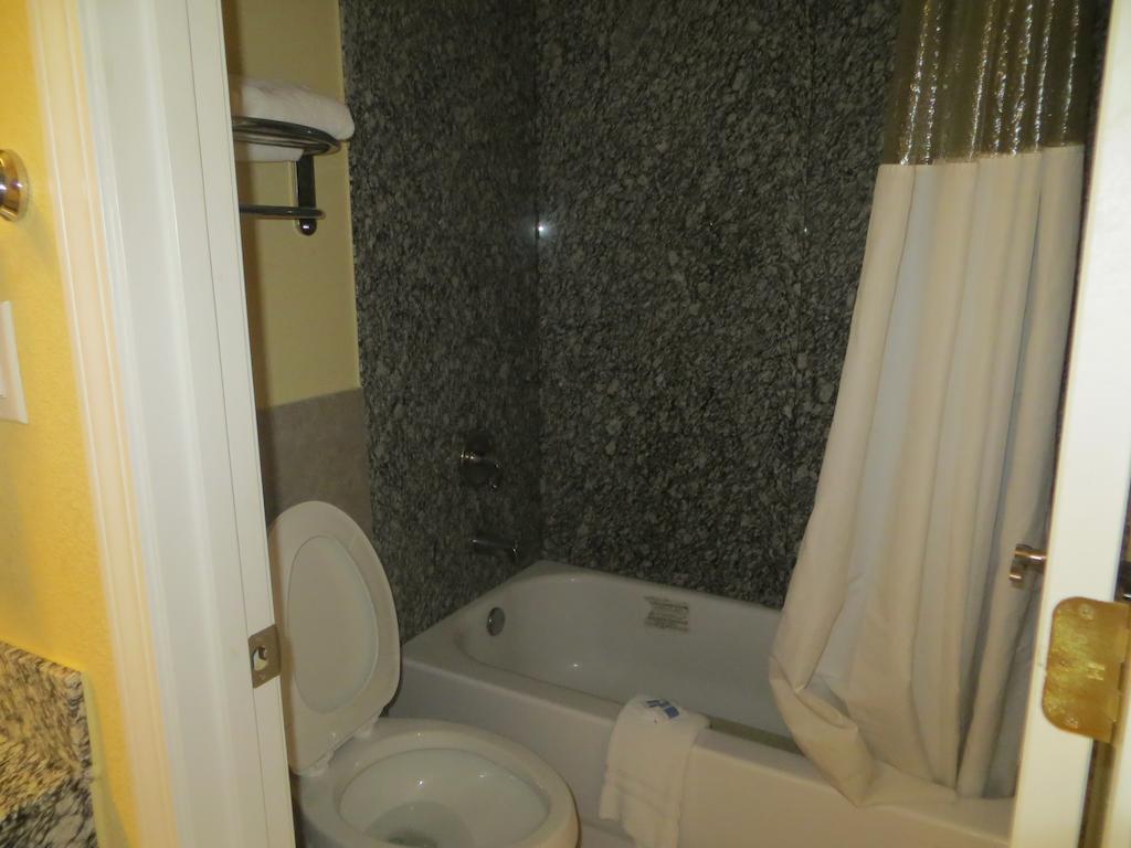 Hallmarc Inn Marion Room photo